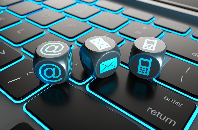 光るキューブとキーボード