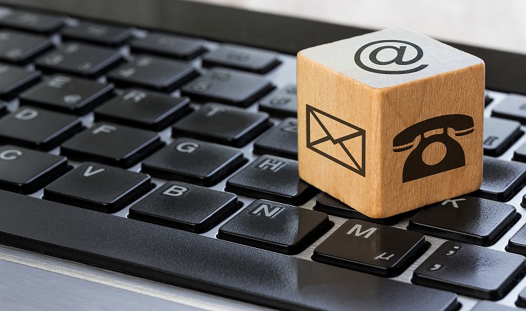 黒キーボードとキューブ