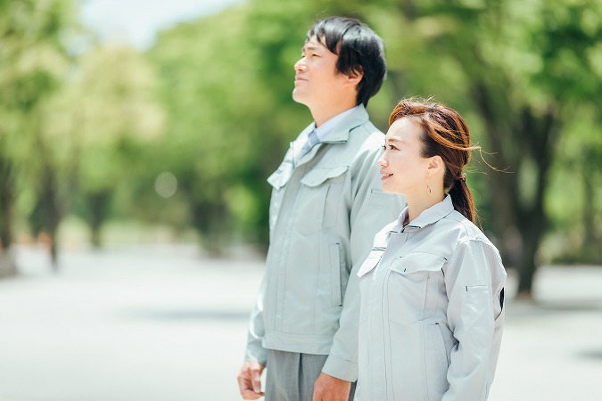 作業服の男女